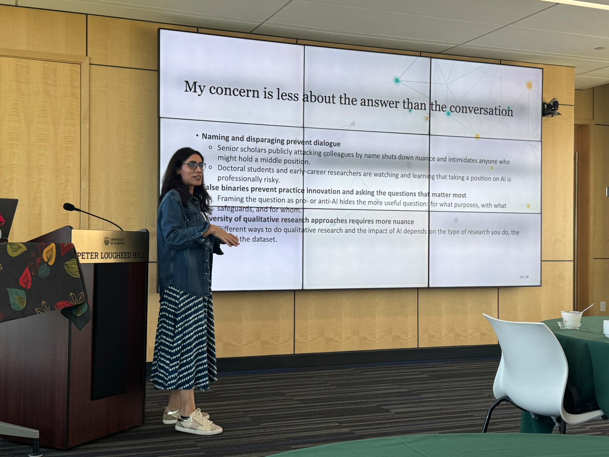 Farah Kodeih discussing AI and qualitative research in front of a presentation slide