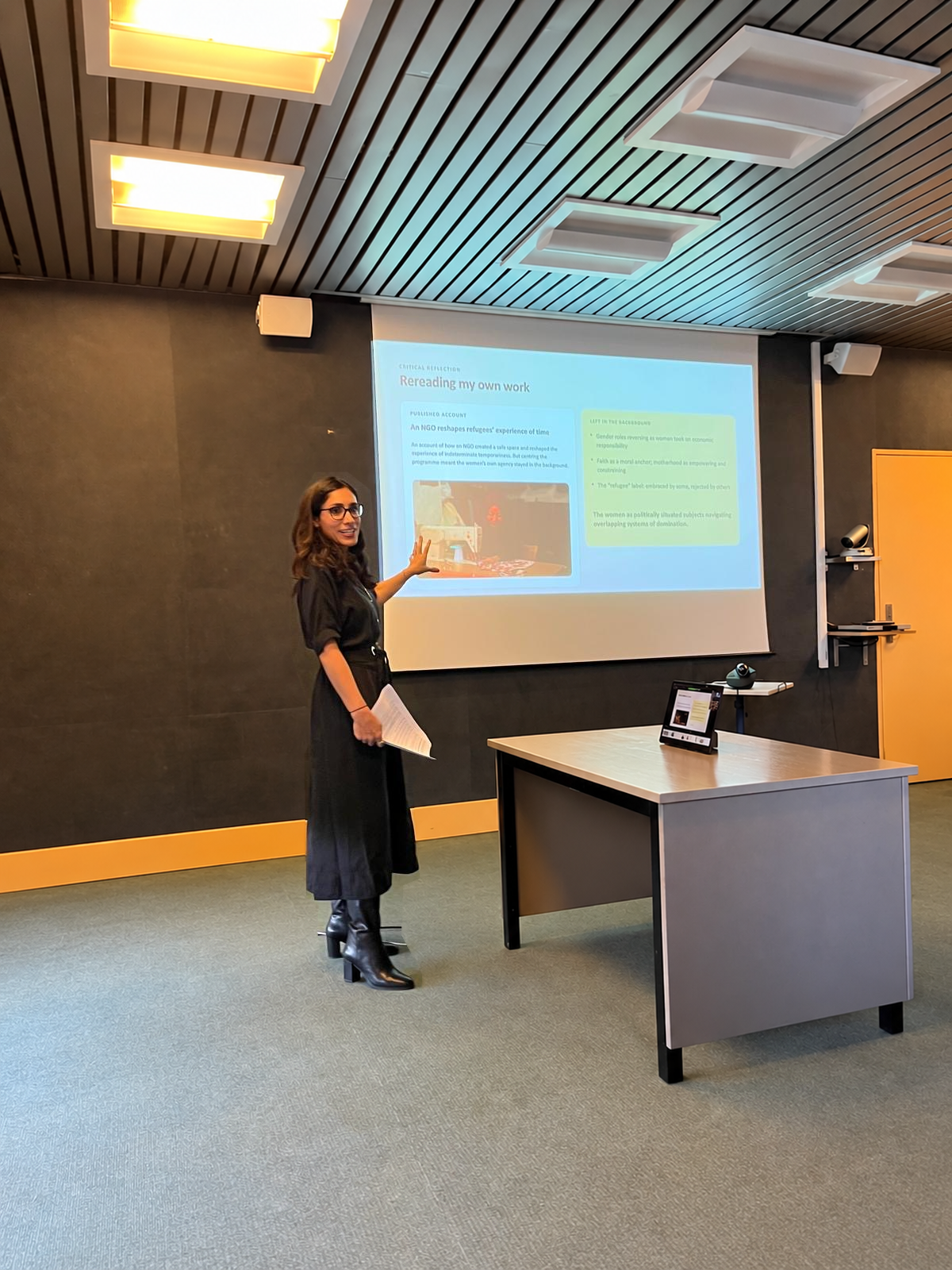 Farah Kodeih discussing her research during her HDR defense, with her slide visible